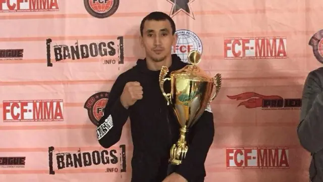 Чыңгыз Анарбек уулу: Сотто айттым, апа өзүңүздү кармаңыз, мен эркек баламын, уулуңуз күчтүү деп дем бердим. Апа ойлонбоңуз, кудайга шүгүр баары жакшы болуп кетет деп келдим. Апамды көргөндө жүрөгүм эзилип турду.