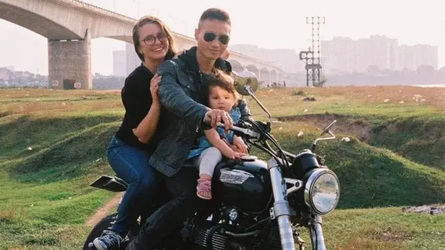 Sandra mong chính phủ Việt Nam cho ba mẹ cô về Việt Nam để đoàn tụ với chồng và sinh con tại Việt Nam.