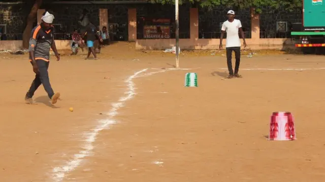 பிபிசி தமிழின் ஸ்ட்ரீட் கிரிக்கெட் போட்டியின் வேடிக்கையான 25 விதிமுறைகளில் ஒன்றின்படி, “பீல்டர்களாக வைக்கப்பட்டுள்ள இரண்டு வாளிகள்.”