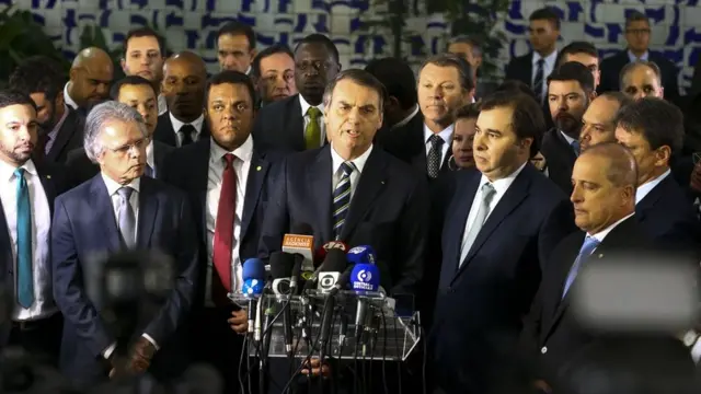 Jair Bolsonaro foi à Câmara dos Deputados para entregar ao presidente Rodrigo Maia o projetojogo da roleta que da dinheirolei que altera o Códigojogo da roleta que da dinheiroTrânsito Brasileiro