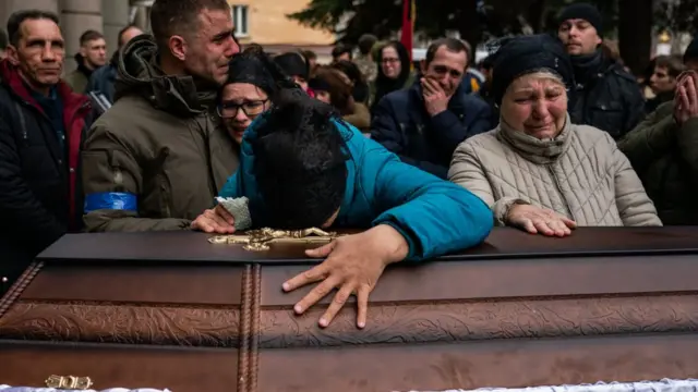 Parentes lamentam a morte de um soldado ucraniano em combate