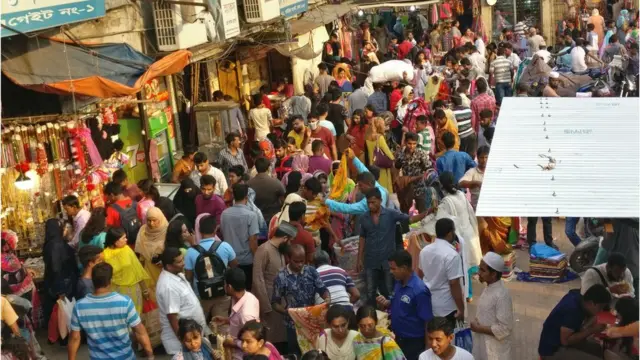 জনপ্রিয় চাঁদনিচক মার্কেটে ঢোকার মুখে ক্রেতা বিক্রেতাদের ভিড়ও অগ্নি-দুর্ঘটনার পর তা নেভানোর জন্য বড় বাধা।