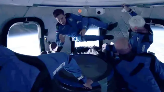 Во время полета члены экипажа испытали состояние невесомости