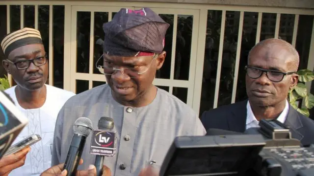 Fashola n ba awọn oniroyin sọrọ