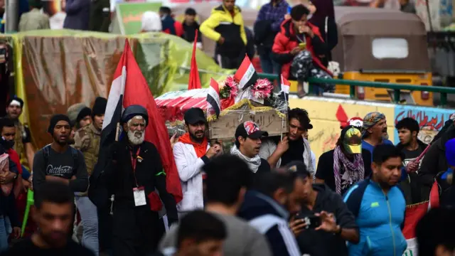 متظاهرون يشيعون أحد الضحايا