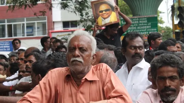 "எழுந்து வா தலைவா" - கலைஞருக்காக கண்ணீருடன் காத்திருக்கும் தொண்டர்கள்