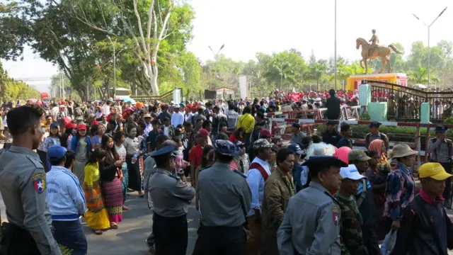 ကန္ဒာဟေဝန် ပန်းခြံမှာ စိုက်ထူထားတဲ့ ဗိုလ်ချုပ်အောင်ဆန်း ကြေးရုပ် ဖွင့်ပွဲ