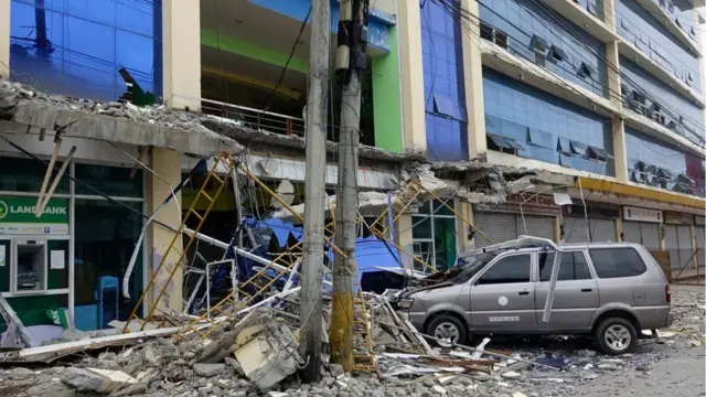 Iyo nyamugigima yononye inyubakwa, ibisigarira vyazo bigwa mu mabarabara