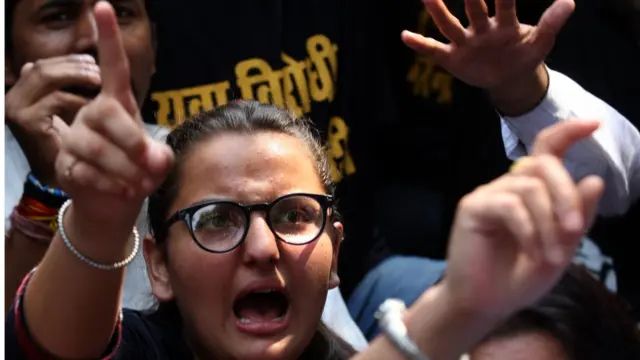 নারী নির্যাতন রোধে সরকারকে ব্যর্থ অভিহিত করে প্রতিবাদ করছে বিরোধী কংগ্রেস কর্মী, ০৮-১০-২০১৮