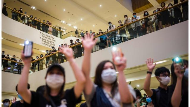 受疫情影响，香港示威转淡，但过去数周仍然有零星在商场或街头的示威。