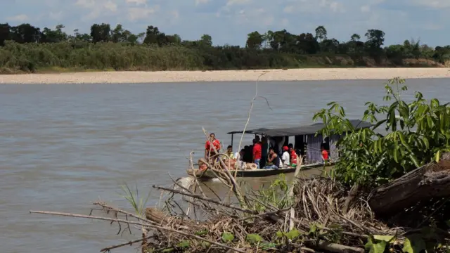 Una embarcación llega a la costa colombiana desde Venezuela.