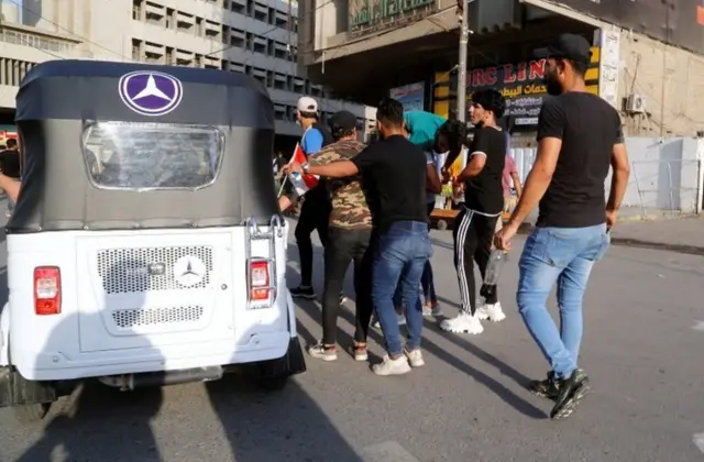 معترضان یکی از مجروحان را حمل می‌کنند