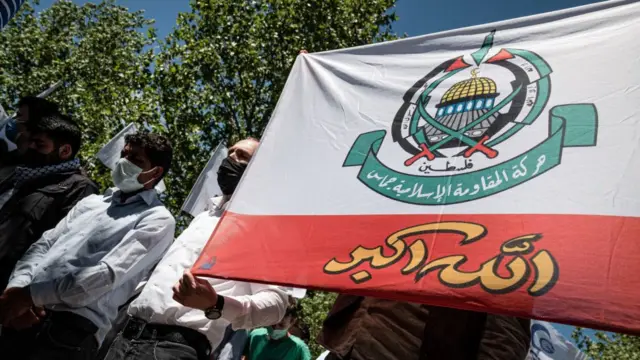 ઇઝરાયલમાં પેલેસ્ટાઇનતરફી આરબોએ એક અંતિમક્રિયા દરમિયાન હમાસના ઝંડા સાથે વિરોધપ્રદર્શન કર્યું. 400 જેટલા આરબોની ધરપકડ કરવામાં આવી છે.