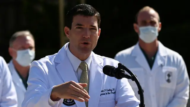 Sean Conley, médico de Trump, en rueda de prensa el domingo 4 de octubre