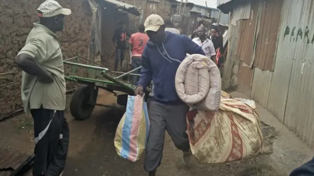 Wakaazi waokota kilichosalia katika bomoa bomoa Kibera