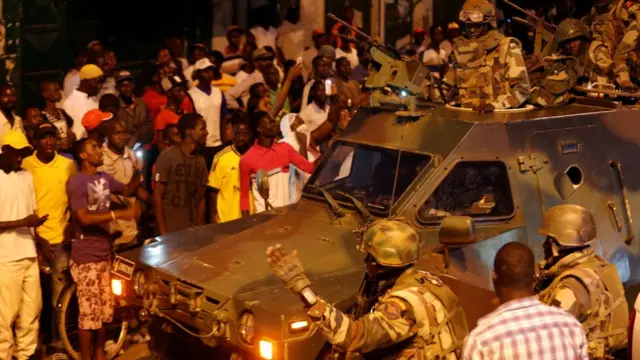 Wanajeshi wa Senegal wakishika doria karibu na ikulu ya rais mjini Banjul Jumapili