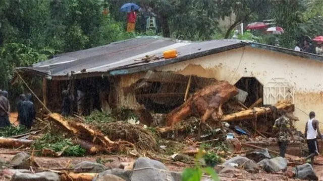 • Des pluies torrentielles ont entrainé des coulées de boue et des glissements de terrain historiques et meurtriers avec plus de 300 morts et 2000 sinistrés à Freetown, la capitale de la Sierra Leone
