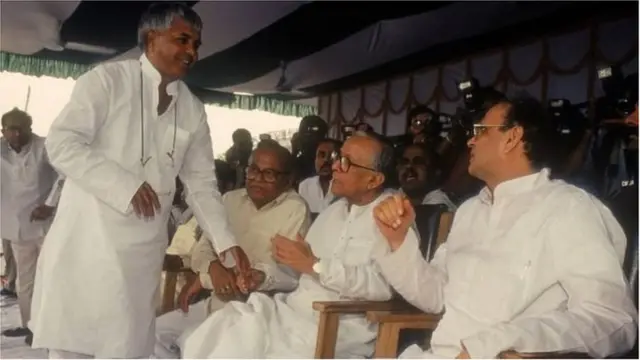 টি এন শেষনকে একবার পাগলা কুকুর বলে বর্ণনা করেছিলেন পশ্চিমবঙ্গের তৎকালীন মুখ্যমন্ত্রী জ্যোতি বসু