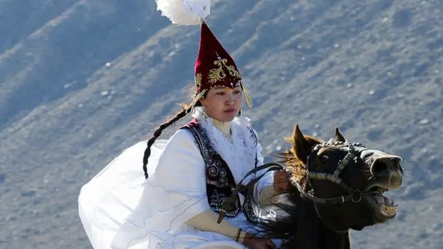 Девушка в традиционном костюме невесты