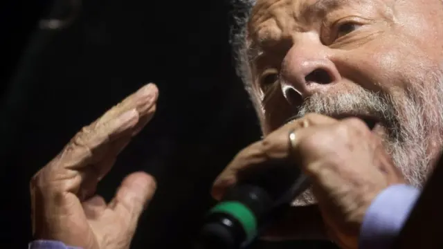 Lula fala ao microfone