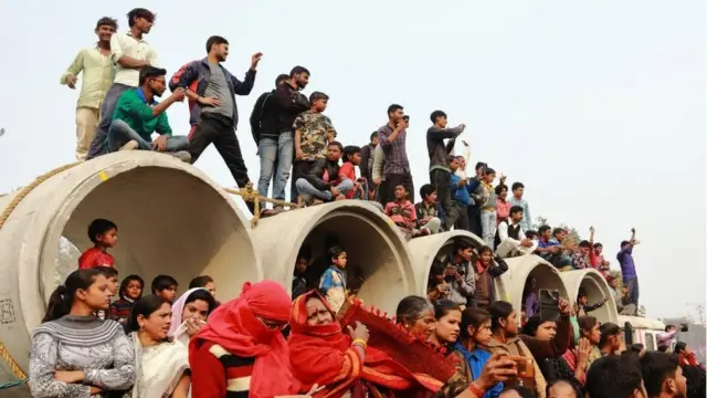 मिरवणूक पाहाण्यासाठी हजारो लोक जमले होते