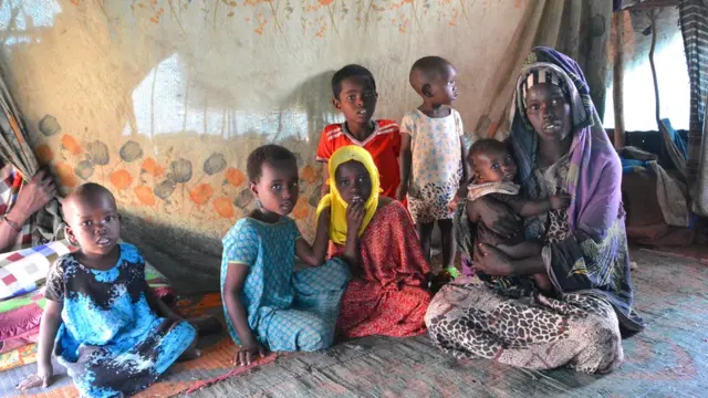 haadha daa'imman ishee waliin godoo keessa jiru