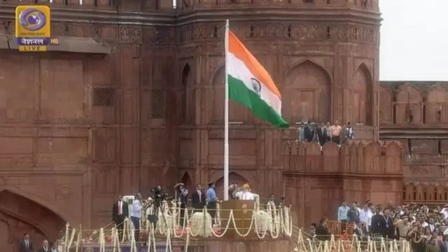 ఎర్రకోటపై జెండా