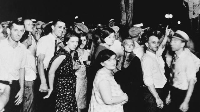 Público branco de um linchamento de afro-americanos em Indiana, em 1930