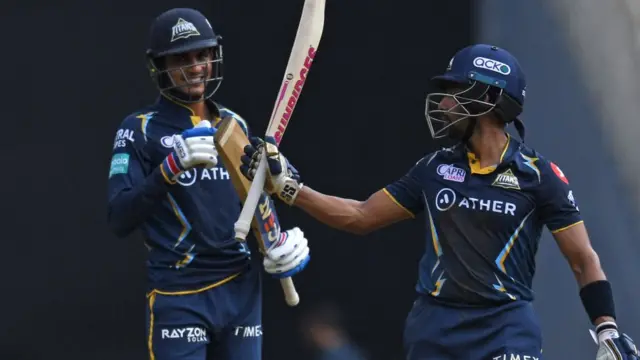 रिद्धिमान साहा (दाएं) और शुभमन गिल