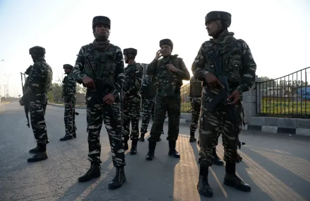 காஷ்மீர் துப்பாக்கிச் சூட்டில் பெண் ஒருவர் பலி