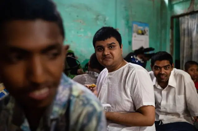 Күшті әтеш керемет сұлудың анусына түседі және ол рахаттанып қатты жылайды