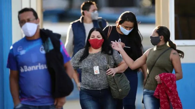 Funcionários saindo do trabalho