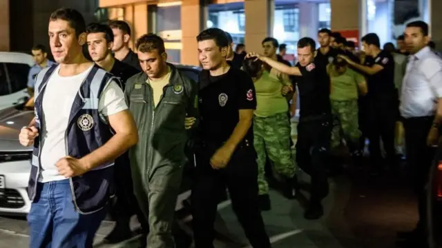 Darbe girişimi sonrasında askerler araçlara bindiriliyor.