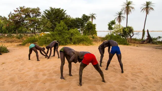 La lutte est un sport qui séduit de plus en plus de jeunes, en raison des avantages financier et de la célébrité qu'elle apporte aux sportifs au Sénégal.