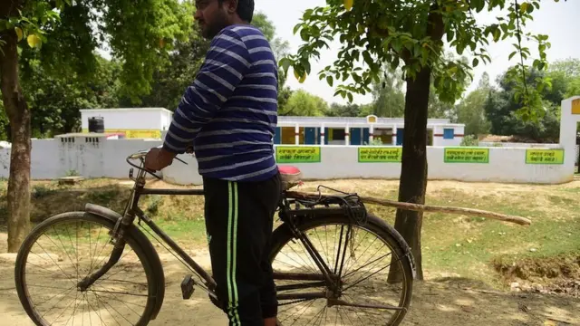 स्कूल के बाहर निगरानी