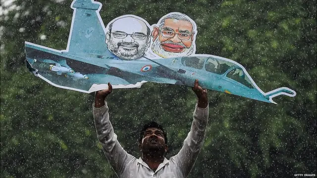 ਕਾਂਗਰਸ ਸਮੇਤ ਵਿਰੋਧੀ ਪਾਰਟੀਆਂ ਨੇ ਦਾਅਵਾ ਕੀਤਾ ਹੈ ਕਿ ਰਫਾਲ ਸਮਝੌਤੇ 'ਚ ਸਰਕਾਰ ਨੇ ਘੋਟਾਲਾ ਕੀਤਾ ਹੈ