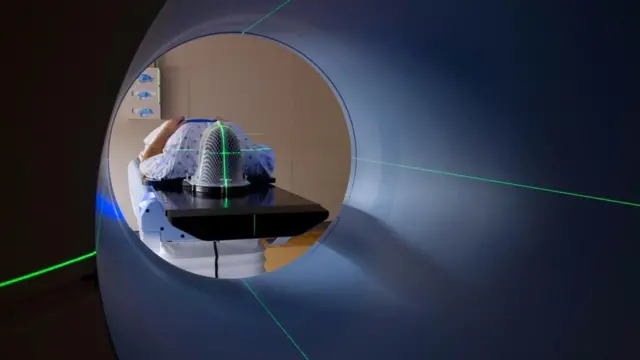 مريض حول رأسه أقطاب كهربائية