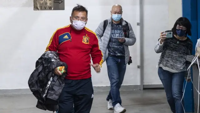 香港《立場新聞》副採訪主任陳朗昇趕回觀塘辦事處了解情況（29/12/2021）