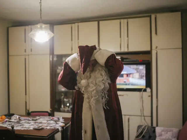 Duško oblači masku Deda Mraza