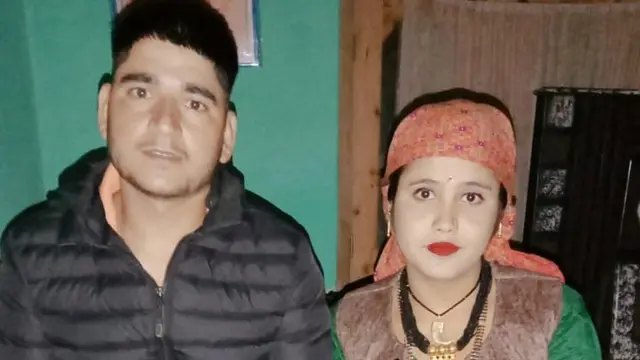 फ़ाइल फ़ोटोः आयुष कुमार अपनी पत्नी के साथ