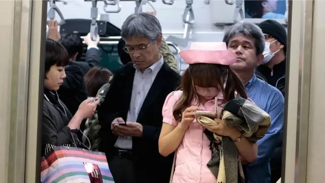 公交车上看手机