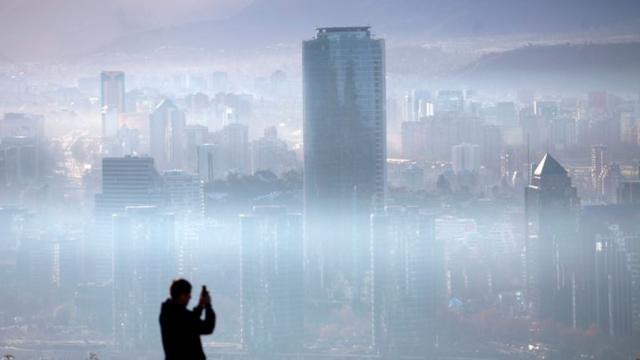 Una panoramica de Santiago de Chile cubierta por el smog.