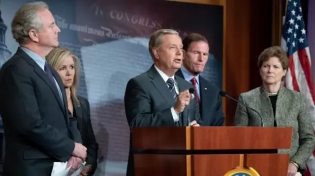 Lindsey Graham (ortada), Chris Van Hollen (solda), Marsha Blackburn (soldan ikinci), Richard Blumenthal (sağdan ikinci) ve Jeanne Shaheen