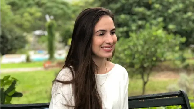 Daniela sorri para foto