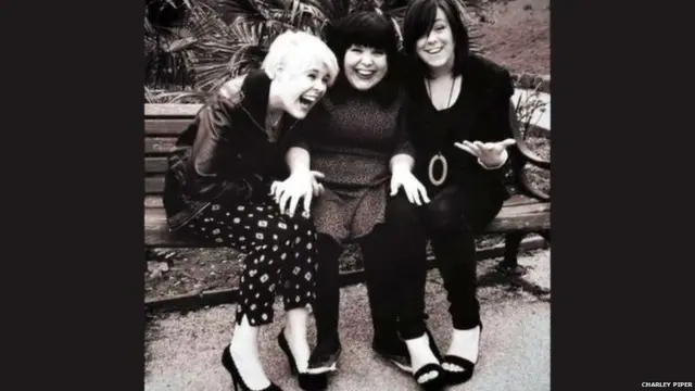 चार्ली आणि दोन बहिणी