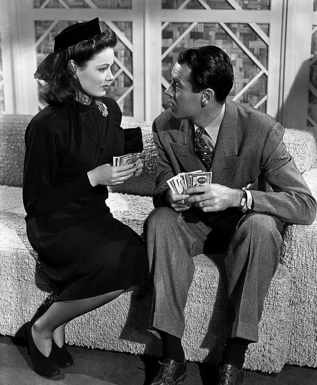 Prvu značajniju ulogu na filmu Tirni je ostvarila u komediji Prstenje na njenim prstima (Rings on her Fingers) 1942. godine