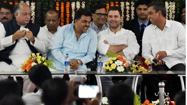 संजय निरुपम यांच्याकडे मुंबई काँग्रेसचं अध्यक्षपद गेल्यानंतर कामत नाराज होते.