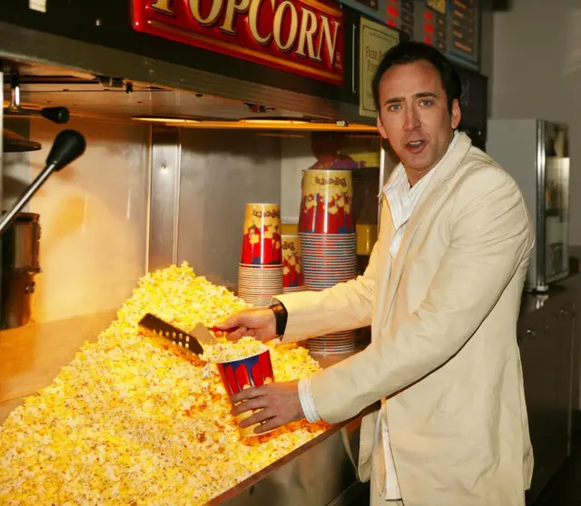Patlamış mısır dolduran Nicholas Cage