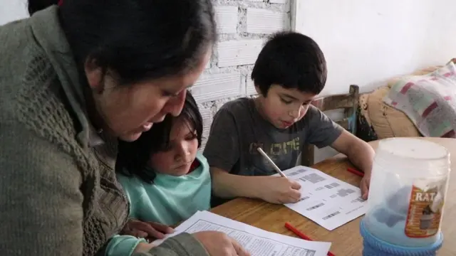 Los niños están haciendo clases en línea durante dos días a la semana.