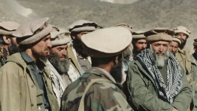 پس از کودتای محمد داوود خان علیه ظاهر شاه و ایجاد دولت جمهوری در افغانستان، آقای ربانی به پاکستان رفت و سازماندهی حملات مسلحانه علیه دولت داوود خان را شروع کرد.